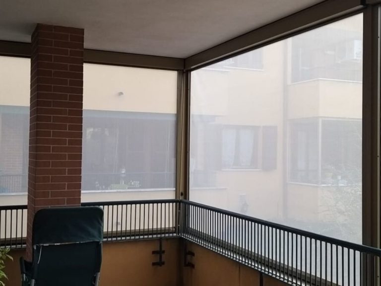 Chiusura terrazzo con zanzariere rete Tuffscreen a Milano - 1